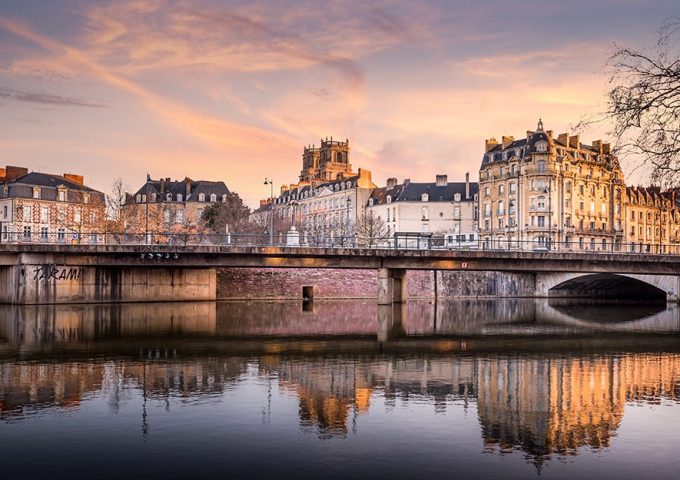 Vista dal fiume su alcuni palazzi di Rennes, all'alba o al tramonto