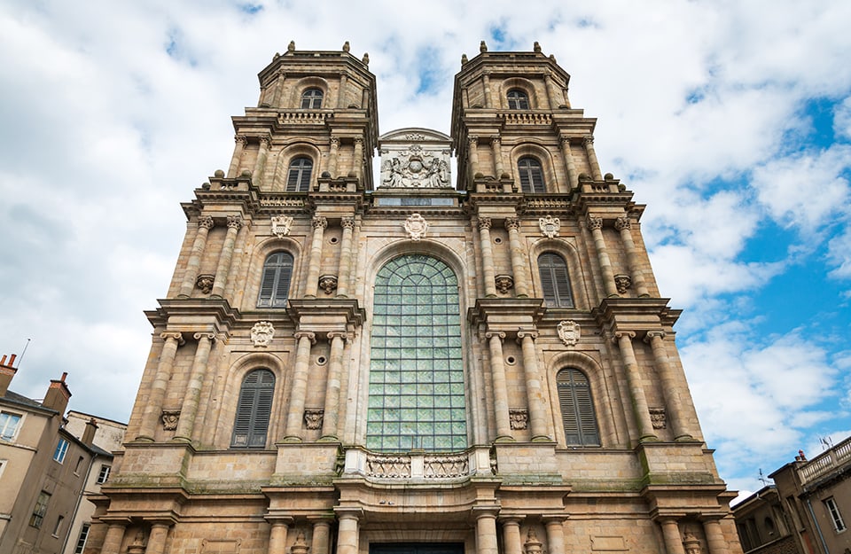 La cattedrale di San Pietro di Rennes, fotografata dal basso verso l'alto
