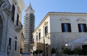 Vista dalla piazza vicina del campanile della cattedrale di San Nicola Pellegrino di Traini, in Puglia, in fase di restauro con dei ponteggi cathedral dedicated to San Nicola Pellegrino in Trani, Puglia, Italy