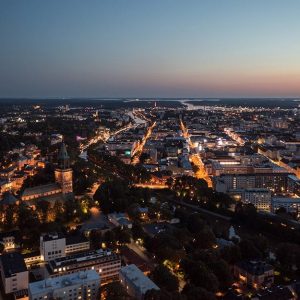Vista dall'alto al crepuscolo della città finlandese di Turku