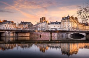 Vista dal fiume su alcuni palazzi di Rennes, all'alba o al tramonto