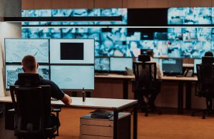 Una sala di controllo piena di monitor