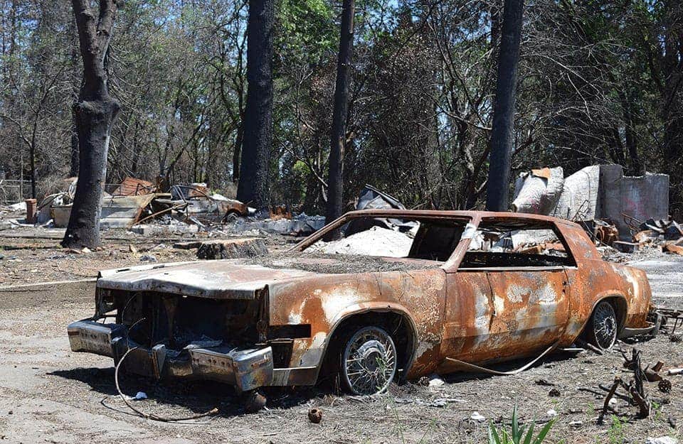Un'auto bruciata a Paradise, California, uno dei luoghi più colpiti dal Camp Fire del 2018