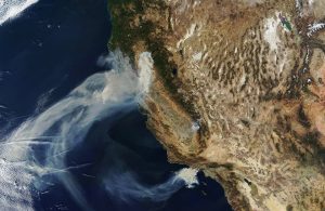 Vista da satellite del fumo provocato dal Camp Fire del 2018, in California