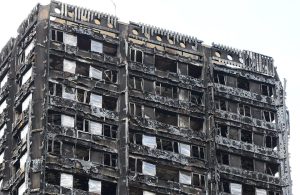 La cima della Grenfell Tower dopo l'incendio