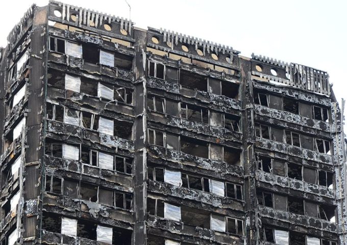 La cima della Grenfell Tower dopo l'incendio