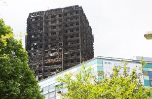 Vista da lontano della Grenfell Tower di Londra in seguito all'incendio del 2017