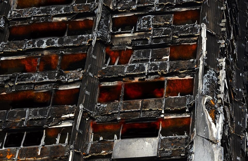 Vista ravvicinata su alcuni piani carbonizzati della Grenfell Tower di Londra in seguito all'incendio del 2017