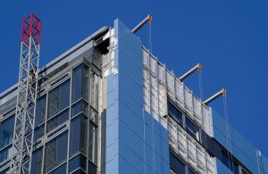 Alto edificio residenziale durante la sostituzione del rivestimento con materiali resistenti al fuoco