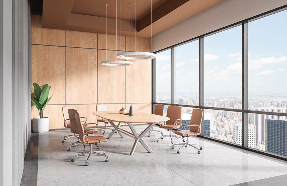 La spaziosa sala riunioni di un ufficio in un alto palazzo con parete interamente finestrata e vista sulla città, tavolo in legno, sedie, parete e soffitto in legno