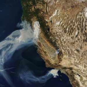 Vista da satellite del fumo provocato dal Camp Fire del 2018, in California