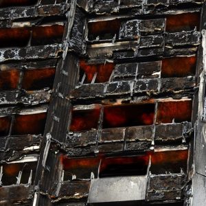 Vista ravvicinata su alcuni piani carbonizzati della Grenfell Tower di Londra in seguito all'incendio del 2017