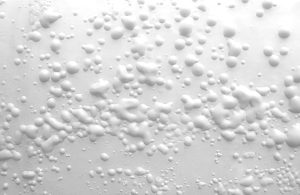 Vernice bianca che si gonfia ed espande