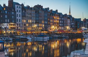 Vista notturna su un canale di Copenaghen, in Danimarca, con palazzi illuminati, acqua e imbarcazioni