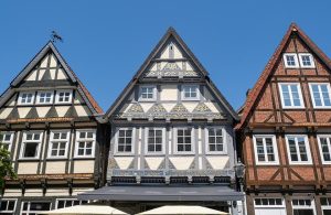 Vista dalla strada di tre antichi edifici a schiera nel centro di Copenaghen, con struttura in legno e pietra