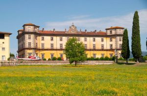 L'esterno di Villa Bellavista, a Borgo a Buggiano (PT), con l'edificio storico e un elicottero dei Vigili del Fuoco davanti