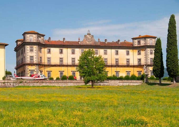 L'esterno di Villa Bellavista, a Borgo a Buggiano (PT), con l'edificio storico e un elicottero dei Vigili del Fuoco davanti