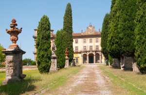 Uno dei viali d'ingresso di Villa Bellavista, a Borgo a Buggiano