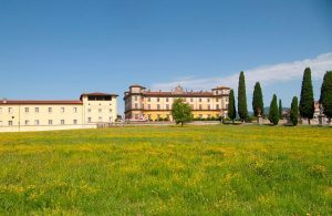 Vista dal lontano del complesso di edifici di Villa Bellavista, a Borgo a Buggiano (PT)