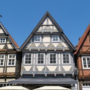 Vista dalla strada di tre antichi edifici a schiera nel centro di Copenaghen, con struttura in legno e pietra