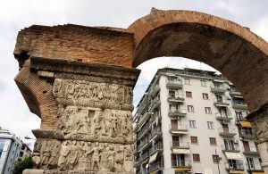 Vista dal basso di una parte dei resti dell'Arco di Galerio, a Salonicco