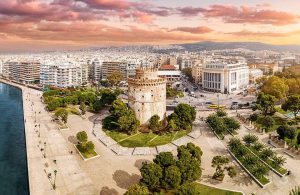 Vista dall'alto della città di Salonicco, in Grecia, al tramonto