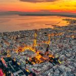 Vista dall'alto, al tramonto, della città greca di Salonicco, affacciata sul mare