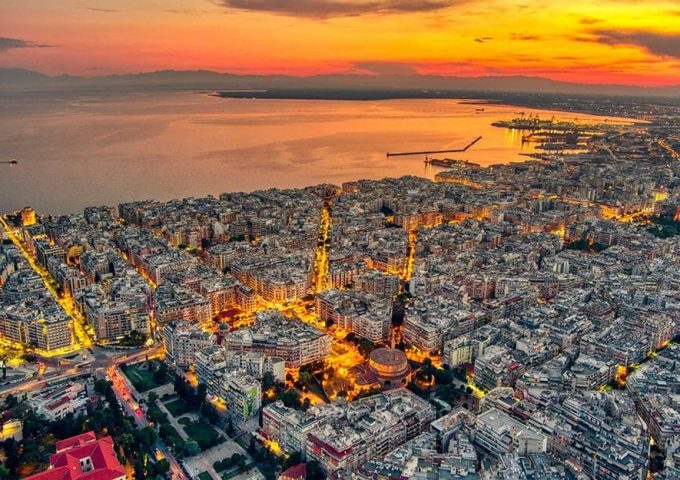 Vista dall'alto, al tramonto, della città greca di Salonicco, affacciata sul mare