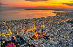 Vista dall'alto, al tramonto, della città greca di Salonicco, affacciata sul mare