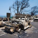 Dei mezzi bruciati su una strada di Lahaina, sull'isola di Maui, alle Hawaii, durante gli incendi dell'agosto 2023