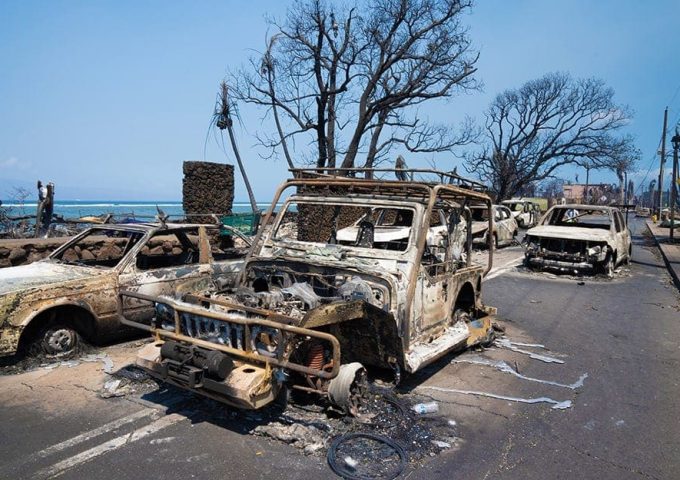 Dei mezzi bruciati su una strada di Lahaina, sull'isola di Maui, alle Hawaii, durante gli incendi dell'agosto 2023