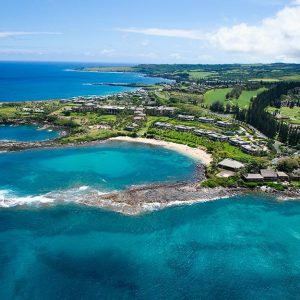 Vista dall'alto della verde costa dell'isola di Maui, nelle Hawaii, con il mare azzurro e limpido