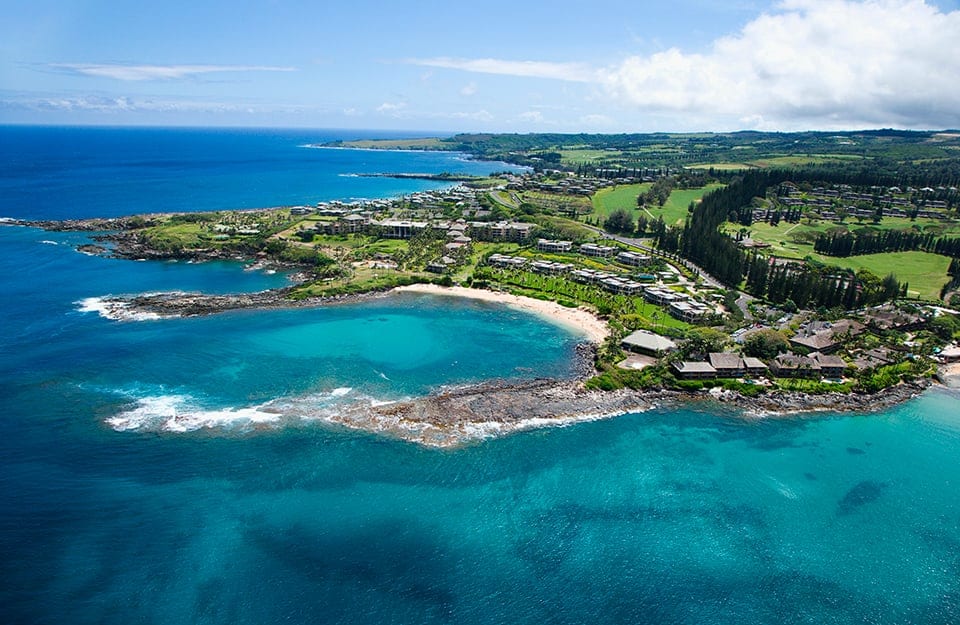 Vista dall'alto della verde costa dell'isola di Maui, nelle Hawaii, con il mare azzurro e limpido