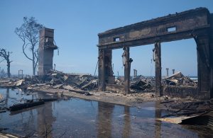 I resti di alcune strutture danneggiate dagli incendi dell'agosto del 2023 a Lahaina, sull'isola di Maui, nella Hawaii