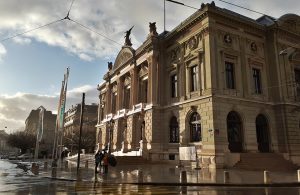 Vista angolata del Grand Théâtre di Ginevra durante una giornata di pioggia