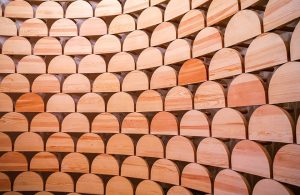 Una parete curva ricoperta da pannelli fonoassorbenti in legno di forma semicircolare