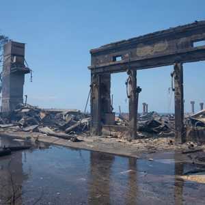 I resti di alcune strutture danneggiate dagli incendi dell'agosto del 2023 a Lahaina, sull'isola di Maui, nella Hawaii