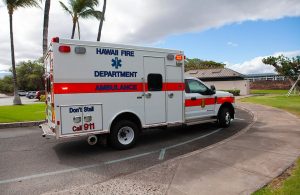 Un mezzo dei pompieri delle Hawai durante gli incendi dell'agosto del 2023