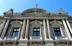 Vista dal basso di un'area della facciata del Grand Théâtre di Ginevra