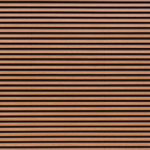 Dettaglio della struttura orizzontale e regolare di un pannello fonoassorbente in legno