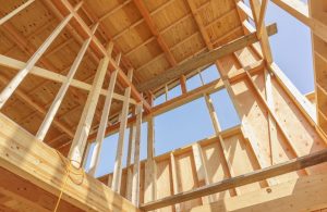 Vista dal basso della struttura in legno di un edificio in costruzione