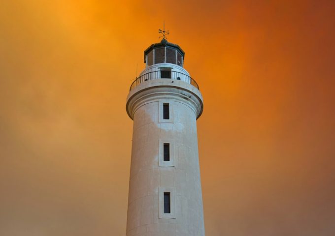 Il faro di Alessandropoli si staglia nel cielo arancione causato dai grandi incendi nell'area, nell'agosto del 2023