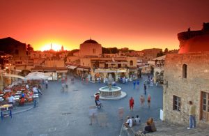 Il centro storico della città di Rodi, sull'omonima isola greca, al tramonto, piena di turisti