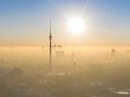 Vista dall'alto della torre di Ostankino, a Mosca, che spicca in un cielo terso sopra alla nebbia che avvolge il resto della città