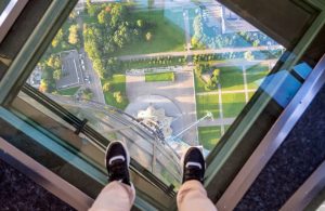 Vista verso il basso dal pavimento trasparente della piattaforma di osservazione della torre di Ostankino, a Mosca