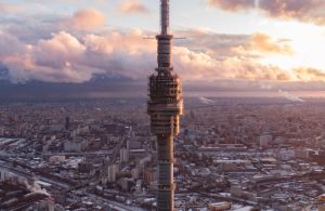 Vista ravvicinata dei più alti piani visitabili della torre di Ostankino, con una vista mozzafiato sul resto della città di Mosca