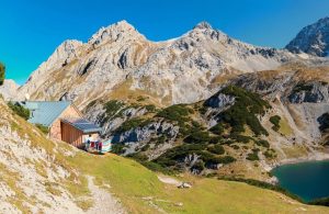 Un rifugio alpino vicino a un lago tra le montagne