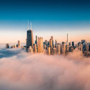 Lo skyline di Chicago con i grattacieli che spuntano da una bassa coltre di nubi