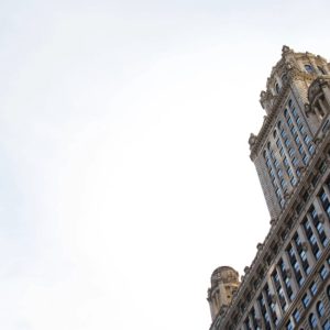 Vista angolata, dal basso, della cima di uno storico grattacielo di Chicago, con il cielo come sfondo