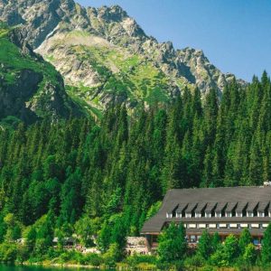 Un grande rifugio alpino in mezzo ai boschi, in montagna